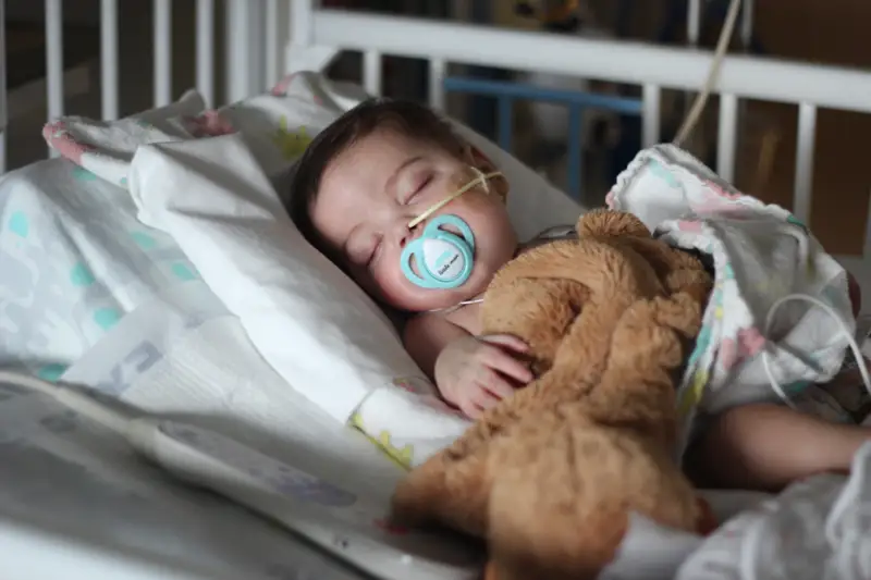 Ақтауда ұшақ бортынан шұғыл ауруханаға жеткізілген 6 айлық сәби көз жұмды  