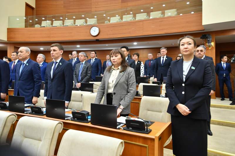 Мәжілістің жалпы отырысы бір минуттық үнсіздікпен басталды