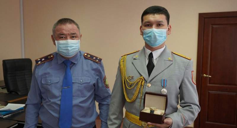 Боранда жүргізушілерге жол көрсеткен полицей марапатталды