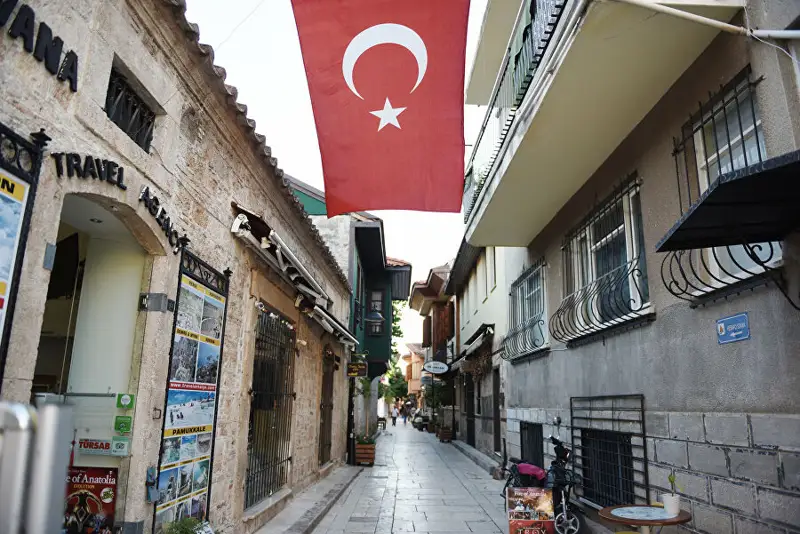 Қазақстандық Антальяда үш айлық баласын үй ауласына тастап кеткен 