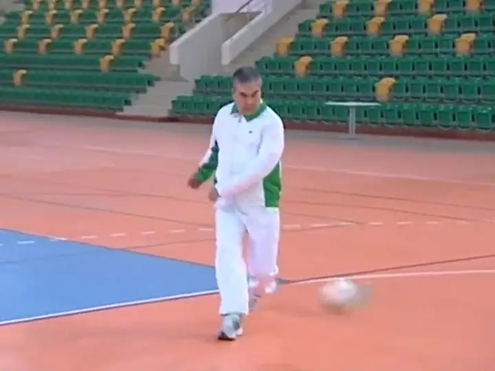 Президент шенеуніктермен футбол ойнаймын деп, тағы күлкіге қалды