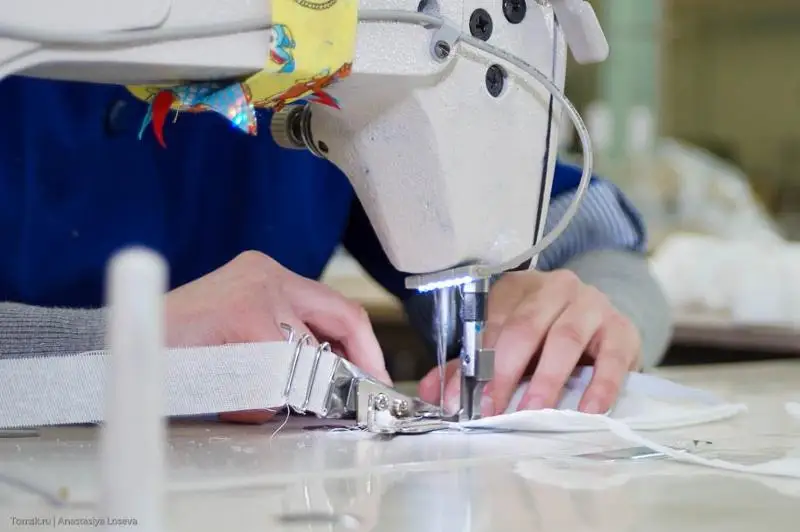 Шымкент әкімдігі жұмыссыз жүрген қыз-келіншектерді маска тігуге шақырды 