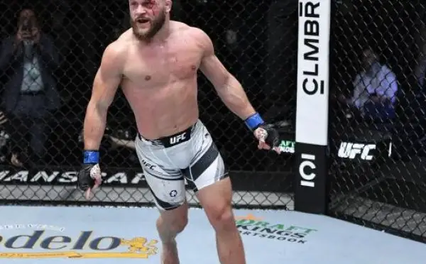 UFC Vegas 58: Рафаэль Физиев басты жекпе-жекте жеңіске жетті