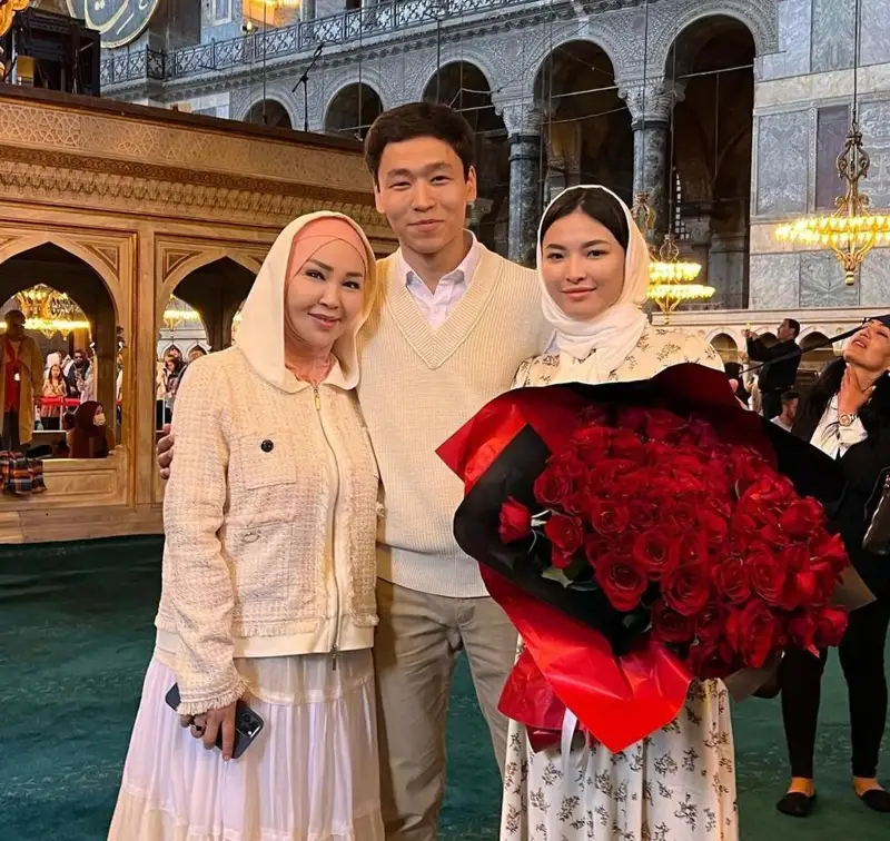 Айнұр Тұрсынбаева әже болатынын айтты