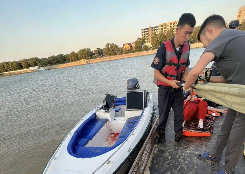 Атыраудың Жайық өзенінде екі қайық соқтығысып, 10 адам зардап шекті