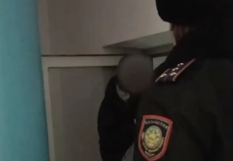 Астанада 9-қабаттан секірмекші болған 17 жастағы қыз құтқарылды
