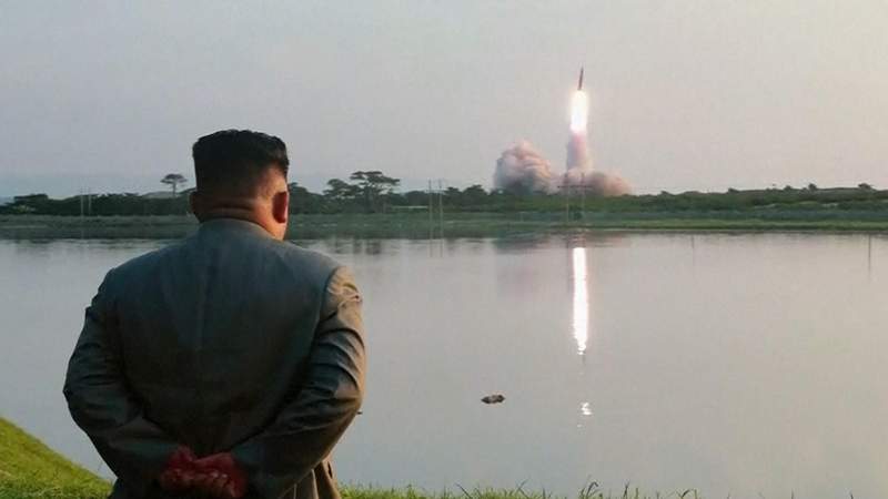 Соғысқа дайындалып жүргендей: Ким Чен Ынның жаңа зымыранды сынақтан өткізген видеосы талқыға түсті