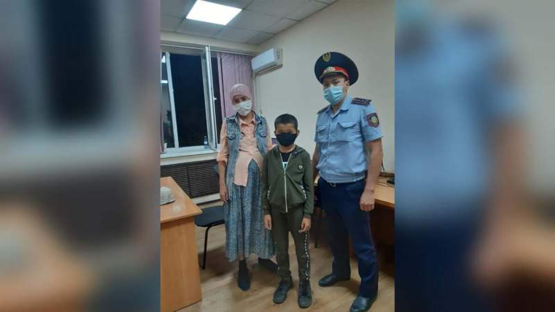 Үйінен қашып кеткен бала сауда орталығынан табылды 