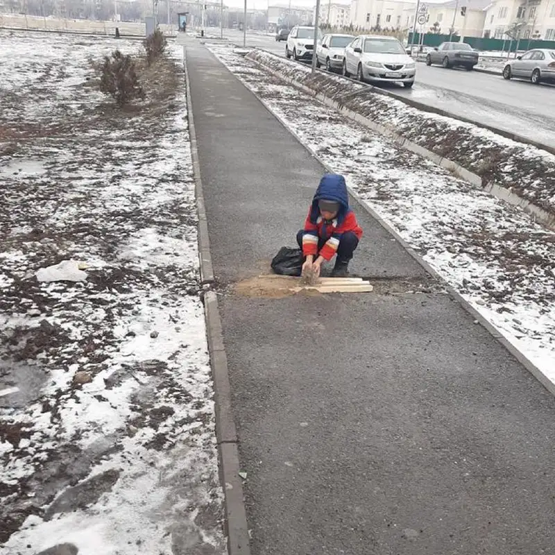 Талдықорғанда жолдағы шұңқырды жамаған алты жасар бала көпшілікті тәнті етті