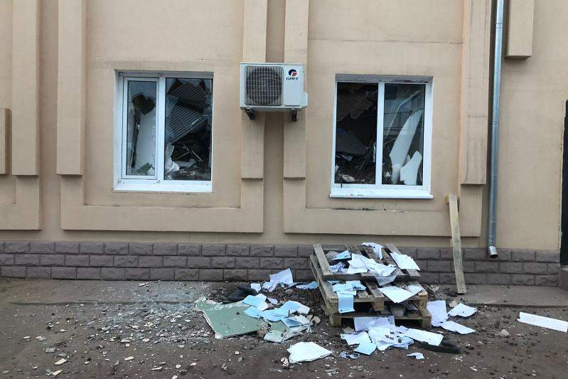 Ғимарат опырылып, қызметкерлер үйінді астында қалды