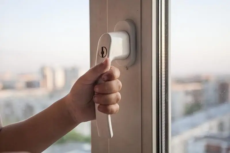 Жыл басынан бері 21 бала терезеден құлаған 