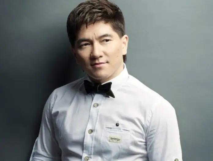 Сәкен Майғазиев YouTube желісі арқылы көрермендермен қауышты