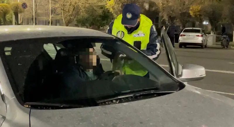 Жамбыл облысында 4 жасар баланың басы көлік арасына қысылып қалды