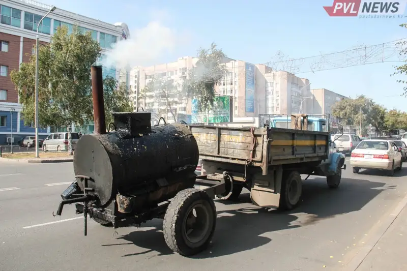 Павлодарда жұмысшының бетіне ыстық битум бар шелек аударылды
