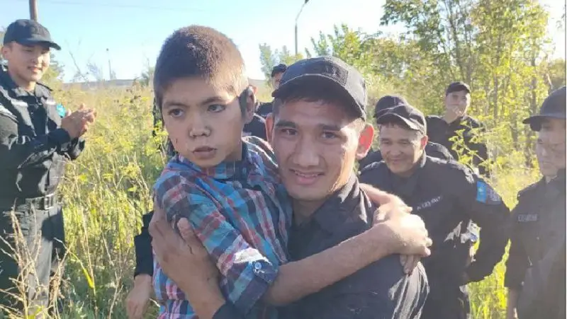 Ішкі істер министрі аутизмге шалдыққан баланы тапқан полицейді марапаттады