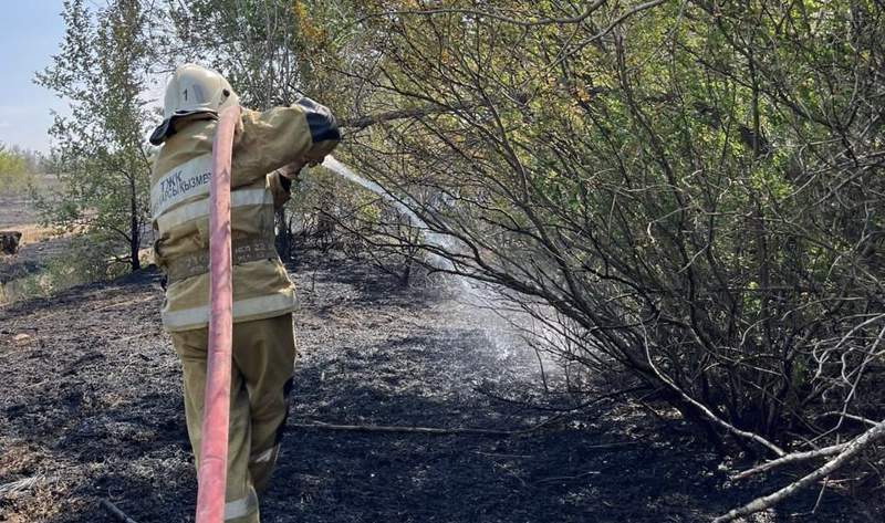 Өрт сөндірушілер Оралдағы өртті сөндіріп жатыр