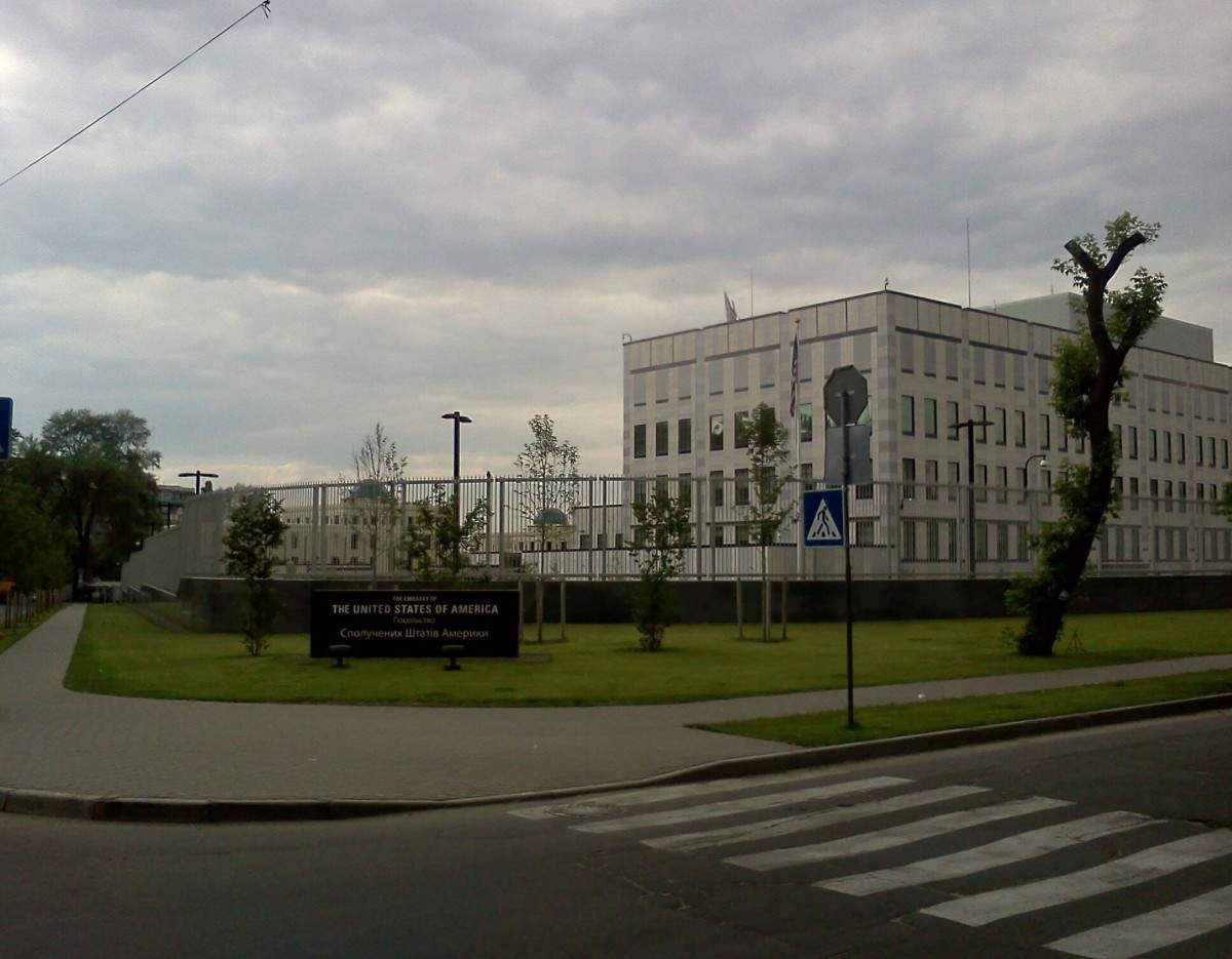 Батыс елдері Украинадағы елшіліктерін эвакуациялайтынын мәлімдеді