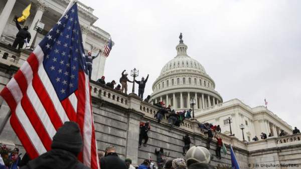 Америкада дүрбелең: Трамптың жақтастары АҚШ Конгресінің ғимаратын басып алды