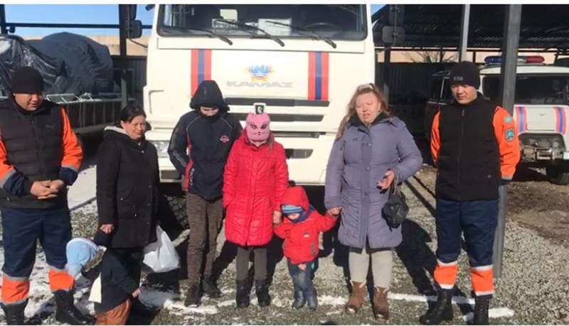 Алматы облысында такси жүргізушісі балалары бар әйелдерді жолда түсіріп кеткен