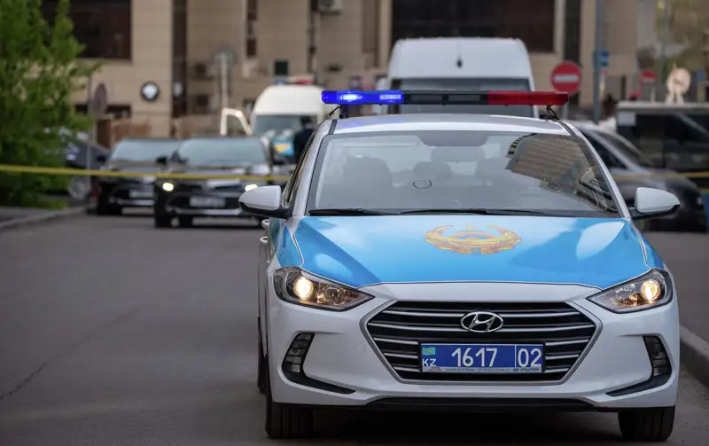 Шымкенттік полицей қызметтік көлікпен балалы әйелді қағып кетті