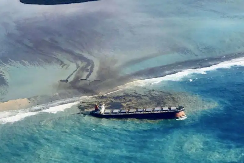 Маврикий аралының жағалауына топан мұнай төгілді