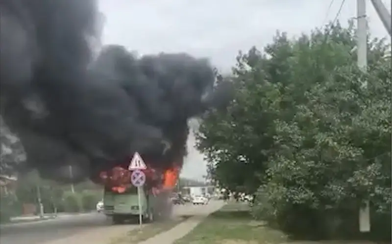 Оралда мектеп лагеріндегі балалар отырған автобус жанып кетті (видео)