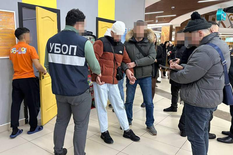 Петропавлда жедел уәкілдер жасөспірімді қорқытып, ақша алмақ болған күдіктіні ұстады  