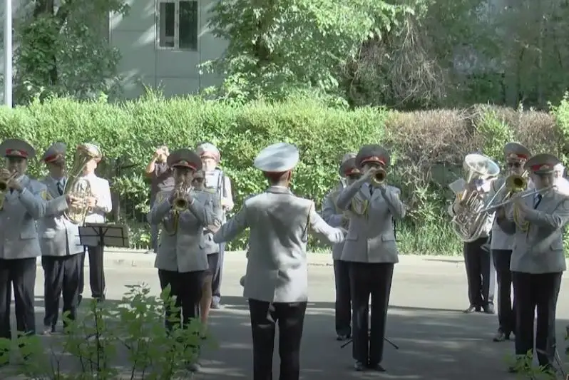 Алматы полицейлері соғыс ардагеріне әскери әндерді орындап берді