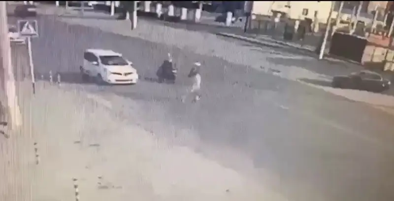 Ақтөбеде скутер айдаған зейнеткер бір әйелді қағып, оқиға орнынан қашып кетті