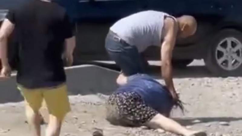 Алматыда ер адам әйелінің шашынан сүйреп, соққыға жықты 