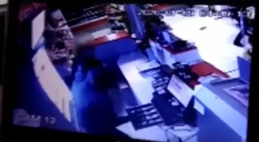 Мұнайлы елдің тұрғындары жанармай бекетін тонап жүр