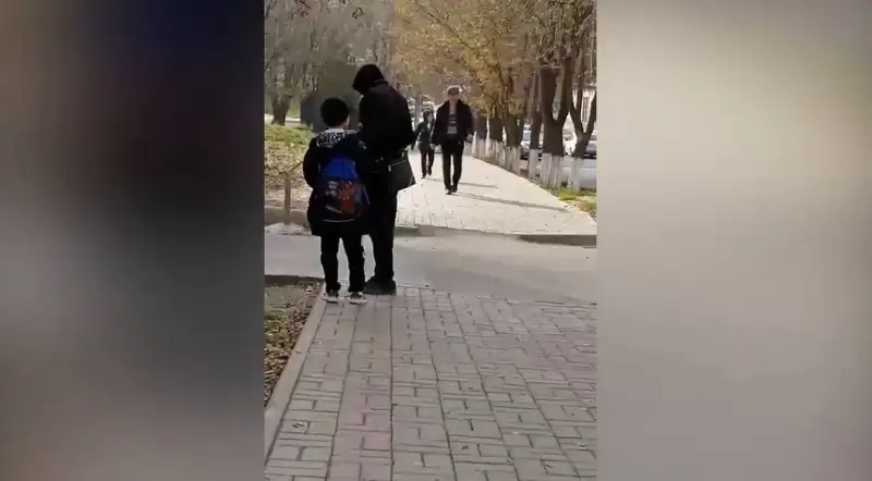 Шымкентте мектеп оқушысын тонап кеткен ер адам ұсталды