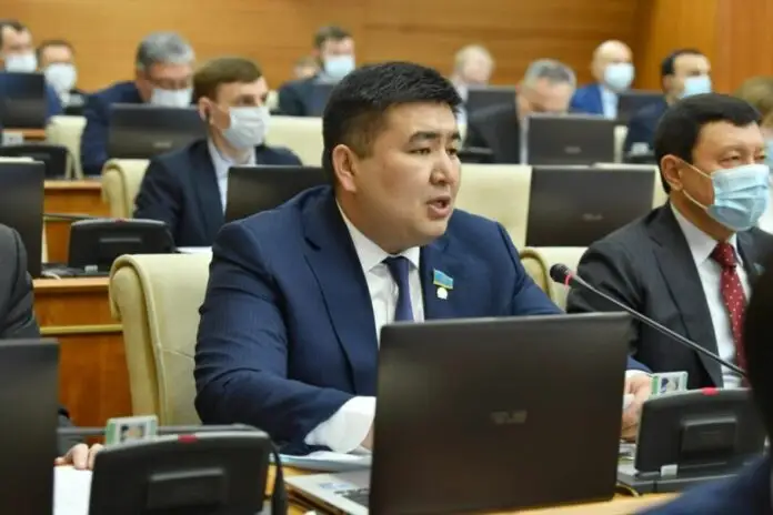 Мәжіліс депутаты Жанболат Мамайды дебатқа шақырды