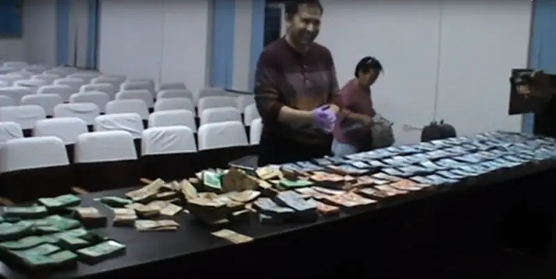 Кім кімді тонап кетті?