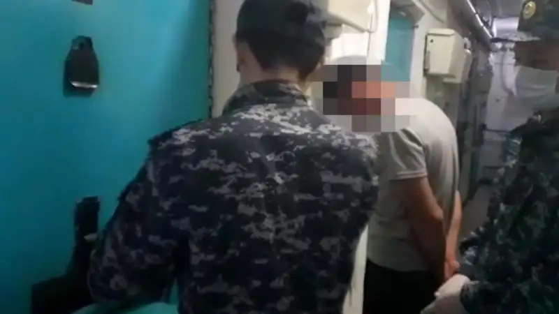 Шу ауданында полицейді пышақтап кетті