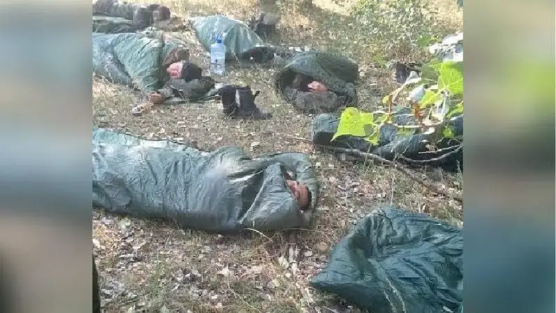 Қостанай облысында өрт сөндірушілердің жерде ұйықтап жатқан фотосы жарияланды