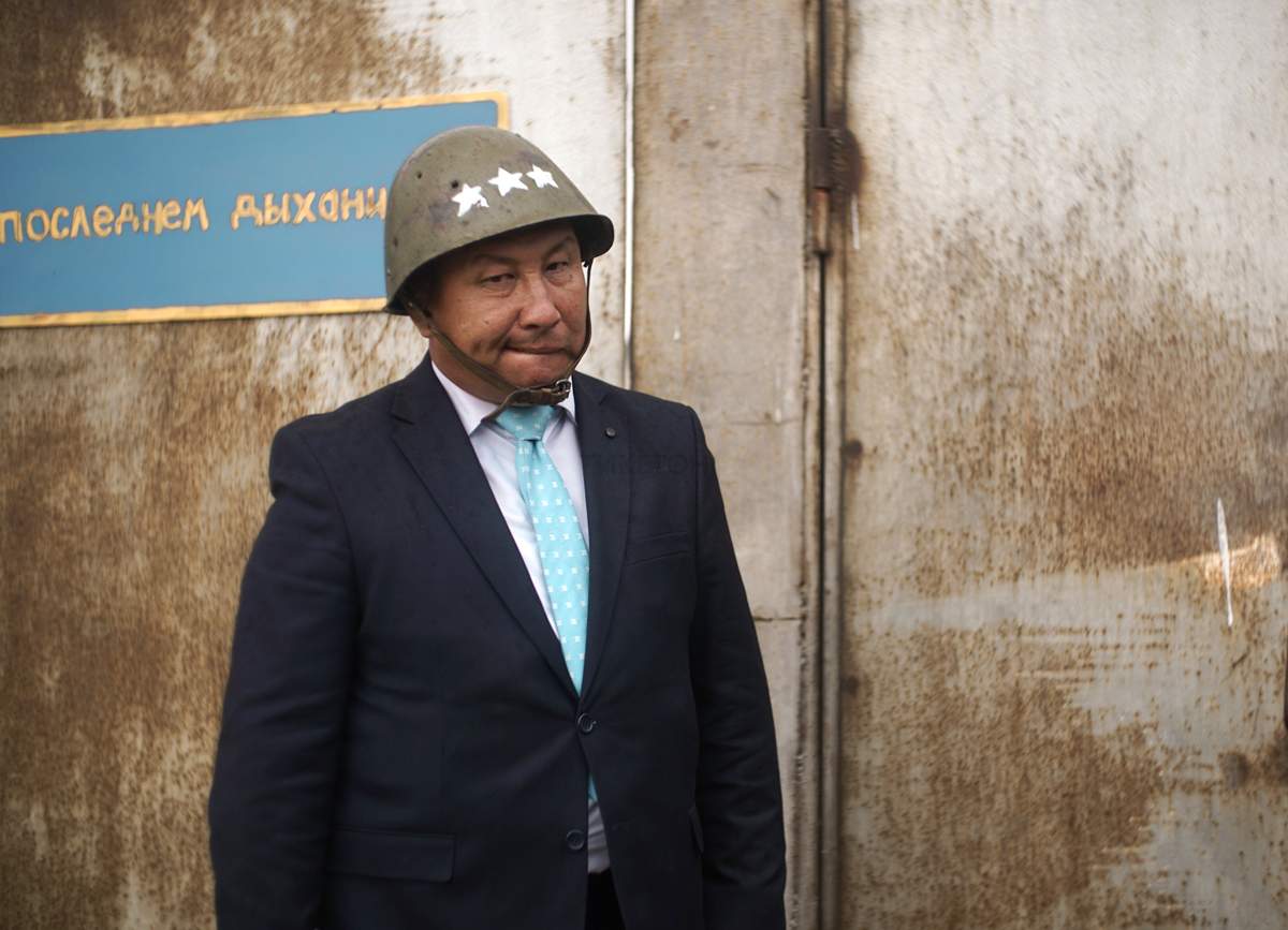 Көшеде шұбар сорып жатқан видеоны қараңыз