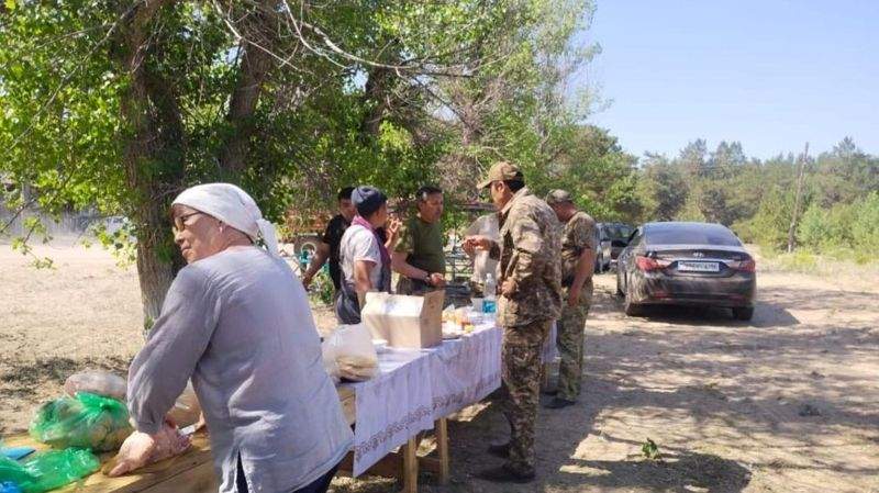 Абай облысындағы өртті сөндірушілерге волонтерлар қызмет көрсетті
