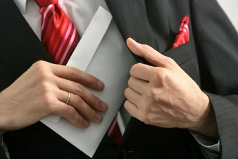 Ректордан пара алғаны үшін айыппұл арқалады