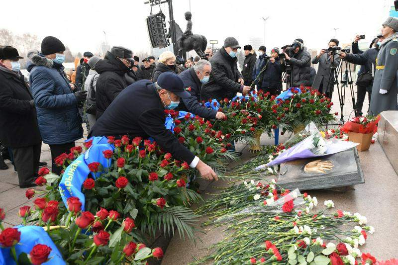 Алматылықтар Тәуелсіздік монументіне гүл шоқтарын қойды