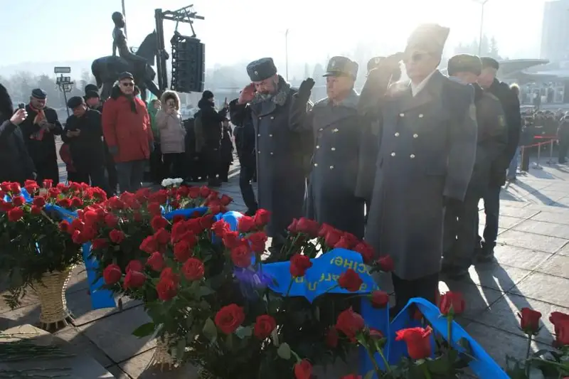 Алматылықтар Тәуелсіздік монументіне гүл шоқтарын қойды 