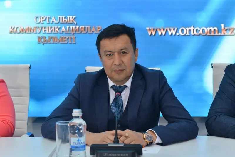 Сәбит Әбдіхалықов театр ұжымымен қоштасты