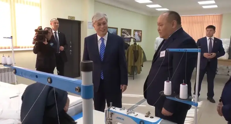 Сұлу қыздар отыр: Тоқаев тігін фабрикасындағы қыздардың жұмысымен танысты (видео)