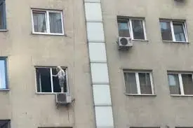 Әйел баласымен 12-қабаттан секірмек болды