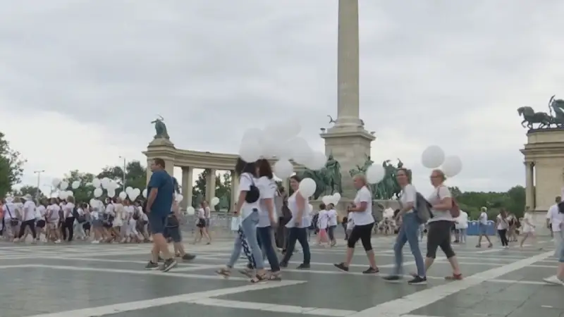 Мыңнан астам медбике ереуілге шықты  