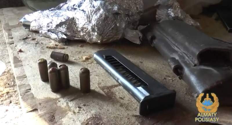 Алматылық тұрғынның үйінен қару-жарақ пен есірткі табылды  