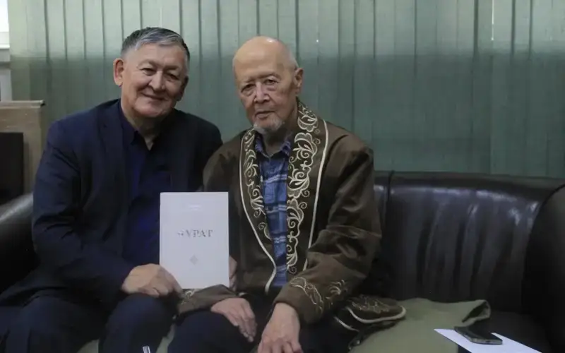 Әміржан Әлпейісовтың Мұрат Әуезовке арнаған роман-эссесі жарық көрді