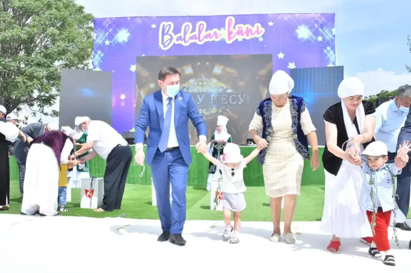 Шымкентте мереке күні балалар үйіндегі 30 бүлдіршіннің тұсауы кесілді