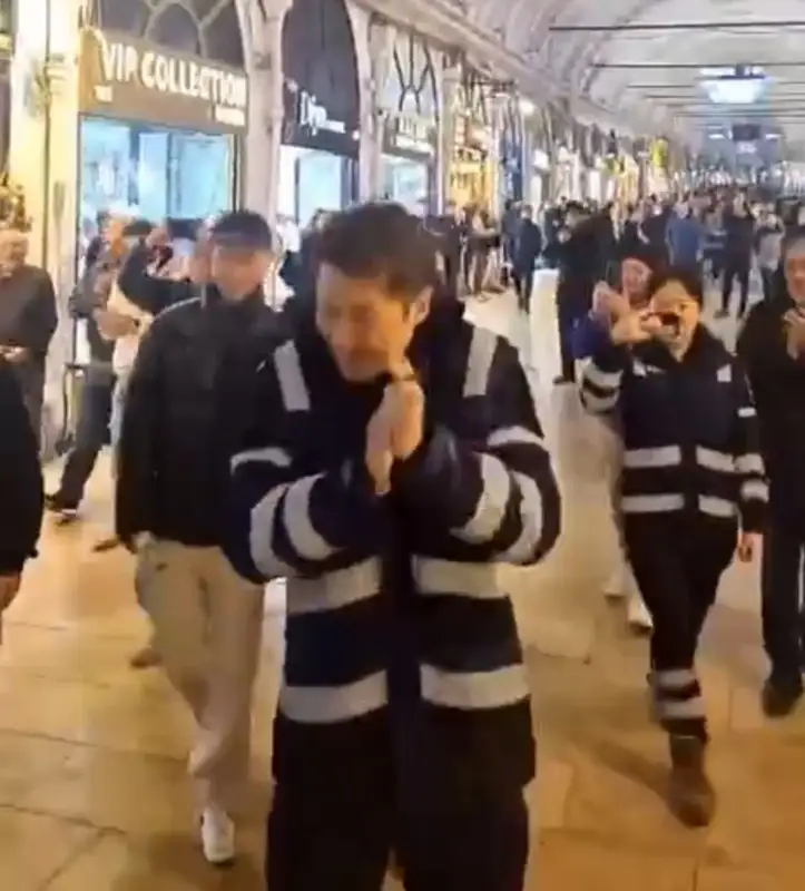 Ыстамбұлды аралауға келген Қытай құтқарушыларына жергілікті халық қошемет көрсетті