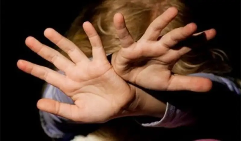 Білім беру орталығында бір жарым жасар қызды ұрып-соққан